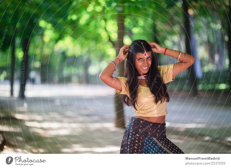 traditionelles indisches Frauenporträt Glück schön Erwachsene Hand Natur Park Mode Bekleidung Kleid Schmuck Lächeln gold grün Tradition Inder Körperhaltung