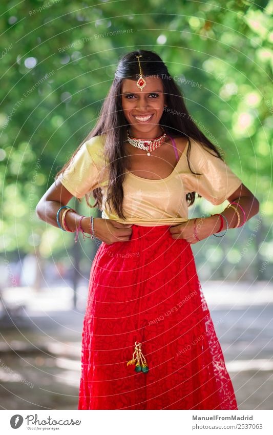 traditionelles indisches Frauenporträt Glück schön Erwachsene Hand Natur Park Mode Bekleidung Kleid Schmuck Lächeln gold grün Tradition Inder Körperhaltung