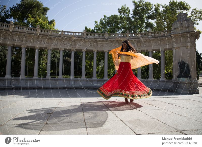 traditionelle indische Frau beim Tanzen schön Erwachsene Tänzer Natur Park Mode Bekleidung Kleid Schmuck gold rot Tradition Inder Bollywood jung Sari Züge