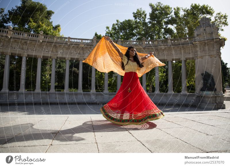 traditionelle indische Frau beim Tanzen schön Erwachsene Tänzer Natur Park Mode Bekleidung Kleid Schmuck gold rot Tradition Inder Bollywood jung Sari Züge