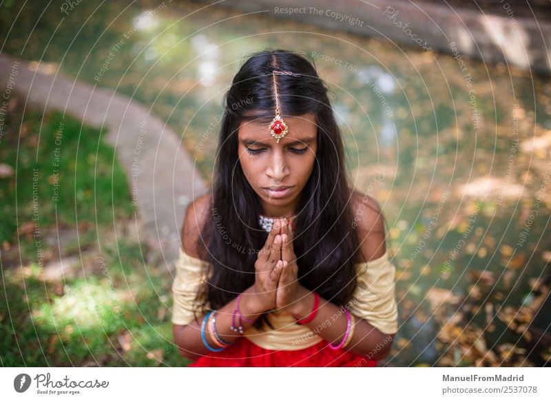 traditionelle indische Frau betend schön Erholung Meditation Erwachsene Hand Natur Park Mode Bekleidung Kleid Schmuck gold rot Religion & Glaube Tradition Inder