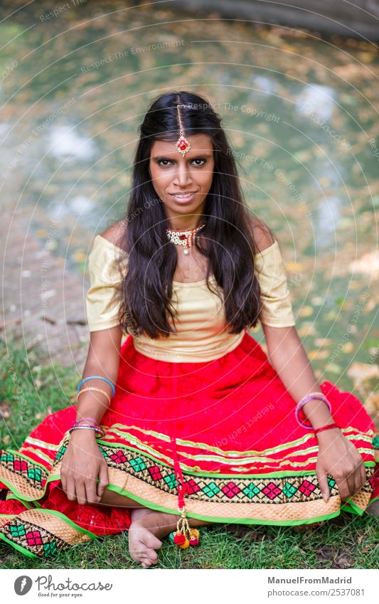 traditionelles indisches Frauenporträt schön Erholung ruhig Erwachsene Hand Natur Park Mode Bekleidung Kleid Schmuck gold grün Tradition Inder Körperhaltung
