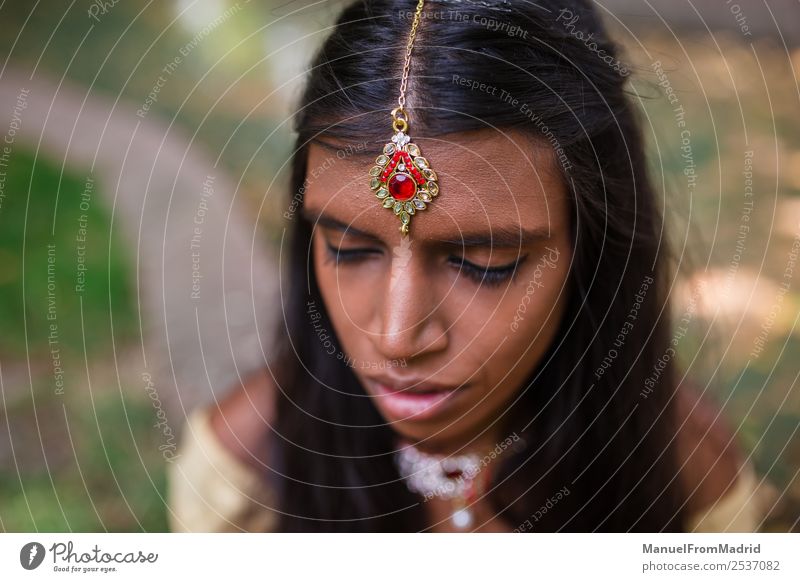 traditionelles indisches Frauenporträt schön Erholung ruhig Erwachsene Natur Park Mode Bekleidung Kleid Schmuck gold grün Tradition Inder tikka Windstille jung