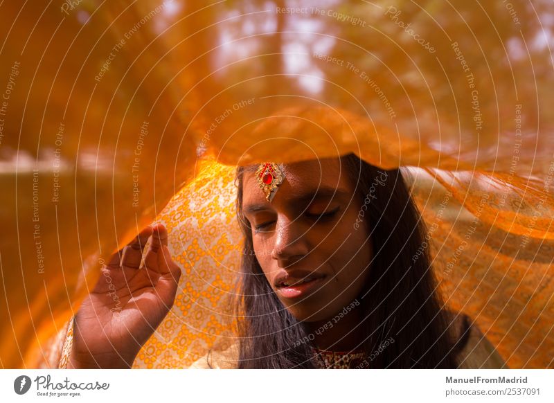 Porträt einer indischen Frau schön Erholung ruhig Erwachsene Hand Natur Park Mode Bekleidung Kleid Schmuck gold exotisch Farbe rein Tradition Inder