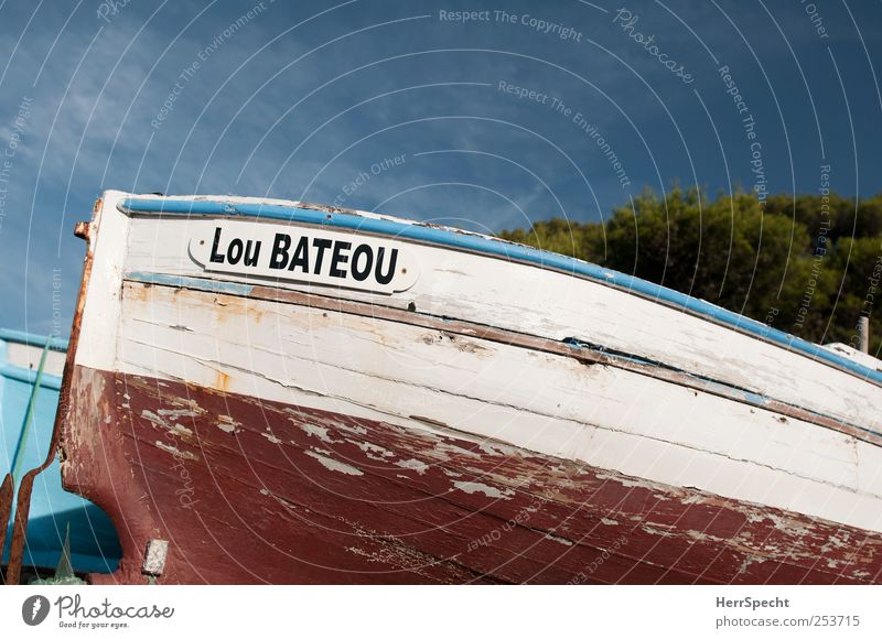 Lou Bateou Strand Fischerboot blau rot weiß Holz Farbstoff Lack abblättern alt Rost Ruderboot Wasserfahrzeug Heck Farbfoto Außenaufnahme Menschenleer