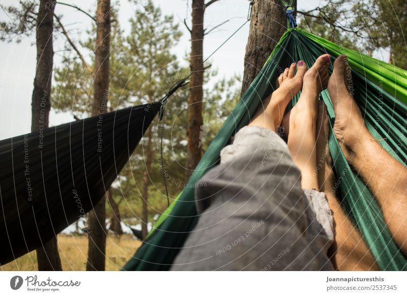 Hammock Erholung ruhig Ferien & Urlaub & Reisen Ausflug Camping Mensch maskulin feminin Paar Partner Beine Fuß 2 Natur Baum Wald genießen hängen schaukeln
