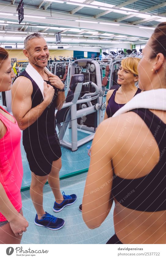 Frauen im Gespräch mit Personal Trainer nach dem Trainingstag Lifestyle Glück schön Körper Freizeit & Hobby Club Disco Sport sprechen Erwachsene Mann