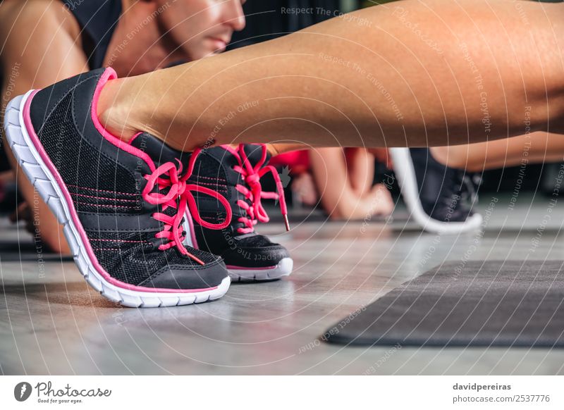 Frauenbeine mit Turnschuhen bei Fitnessübungen Glück Körper Sport Schule Erwachsene Mann Menschengruppe authentisch muskulös stark Beine Training üben