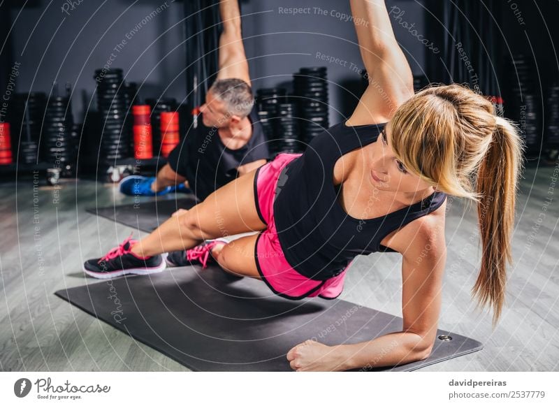 Menschen Die Dehnungsübungen In Der Fitnessklasse Machen Ein Lizenzfreies Stock Foto Von 