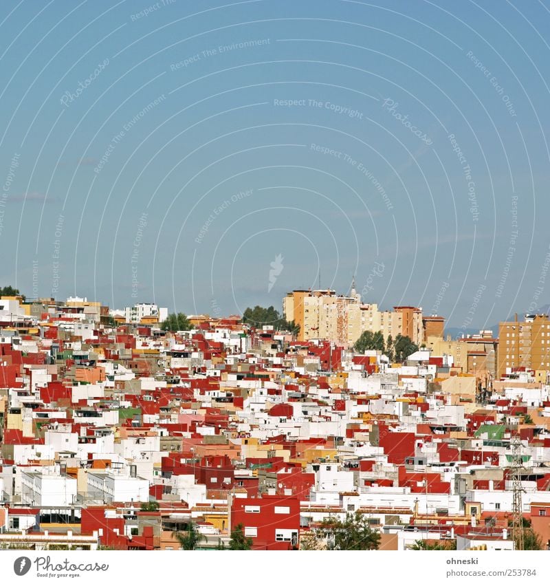 Nachbarschaft Himmel Wolkenloser Himmel Schönes Wetter Spanien Stadt bevölkert Haus Einfamilienhaus Hochhaus rot Platzangst Häusliches Leben Farbfoto mehrfarbig