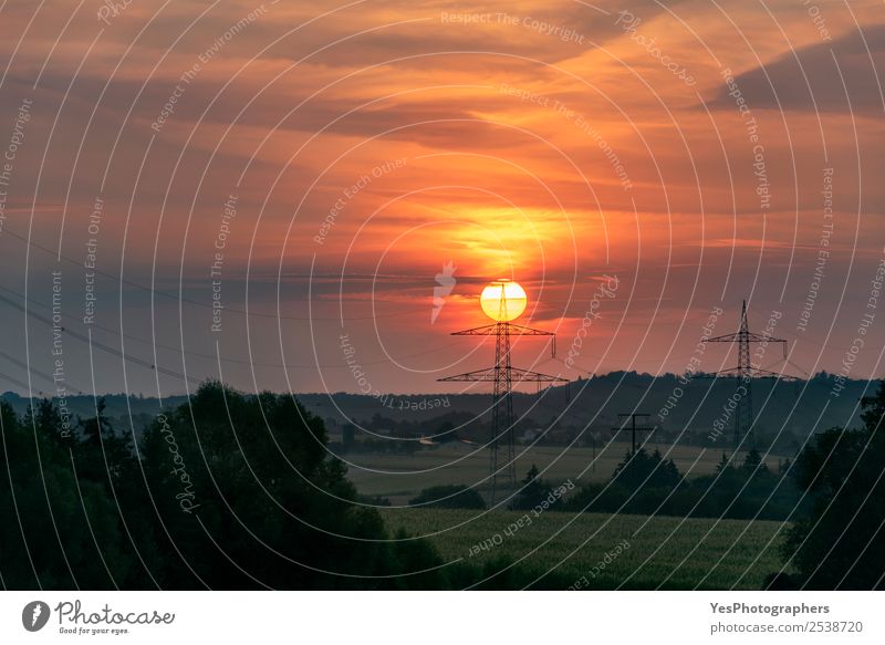 Rote aufgehende Sonne auf einem Strommast schön Technik & Technologie Umwelt Natur Landschaft Horizont Wald Schwäbisch Hall Deutschland Dorf Energie große Sonne