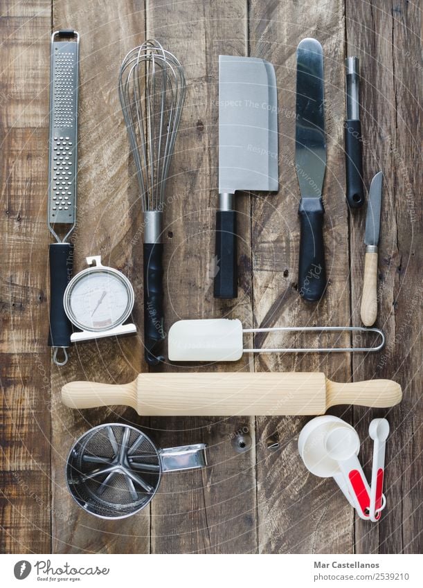 Werkzeuge zum Kochen Abendessen Besteck Messer Gabel Löffel Tisch Küche Restaurant Menschengruppe Sammlung Holz Metall Kunststoff füttern schreiben braun