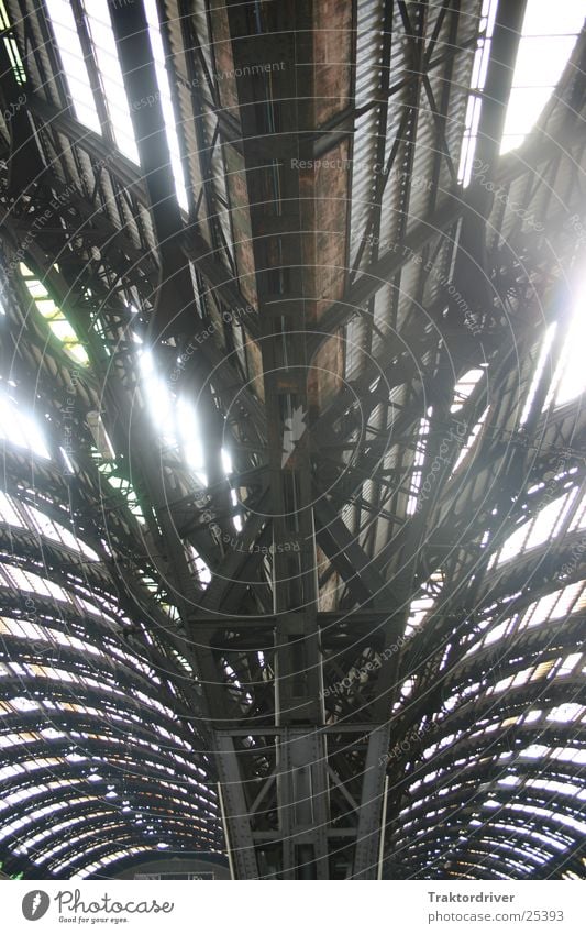 Erleuchtung Licht geheimnisvoll mystisch Stahl kalt Dach Konstruktion Träger Architektur Sonne Beleuchtung Bahnhof