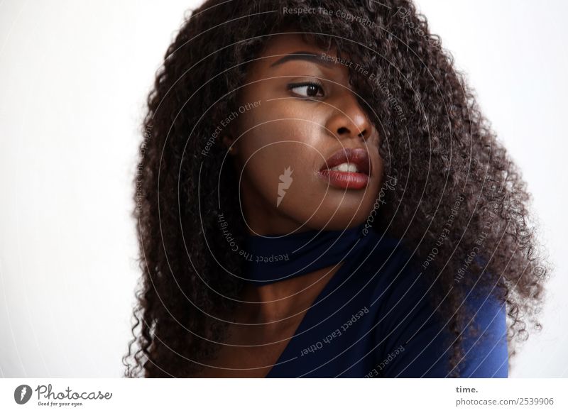 Arabella feminin Frau Erwachsene 1 Mensch Pullover Haare & Frisuren brünett langhaarig Locken beobachten Denken Blick schön selbstbewußt Coolness Willensstärke