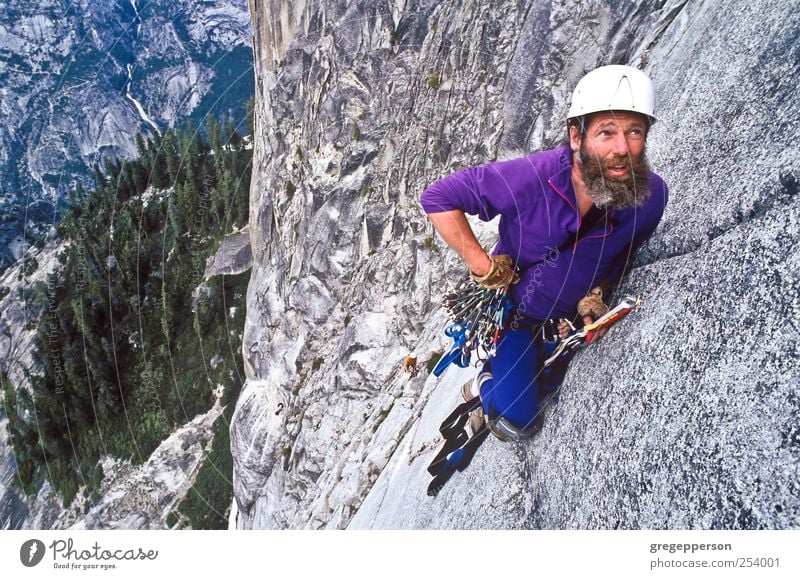 Kletterer steigen auf die Half Dome. Leben Abenteuer Sport Klettern Bergsteigen Erfolg Seil maskulin Mann Erwachsene 1 Mensch 30-45 Jahre Helm Vollbart