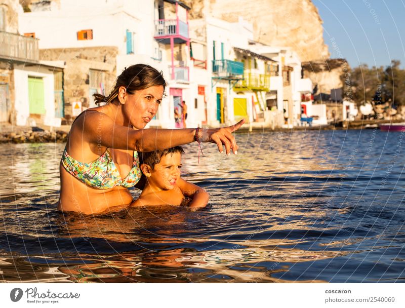 Mutter und Sohn spielen am Strand im Wasser bei Sonnenuntergang. Lifestyle Freude Glück schön Freizeit & Hobby Ferien & Urlaub & Reisen Sommer Meer
