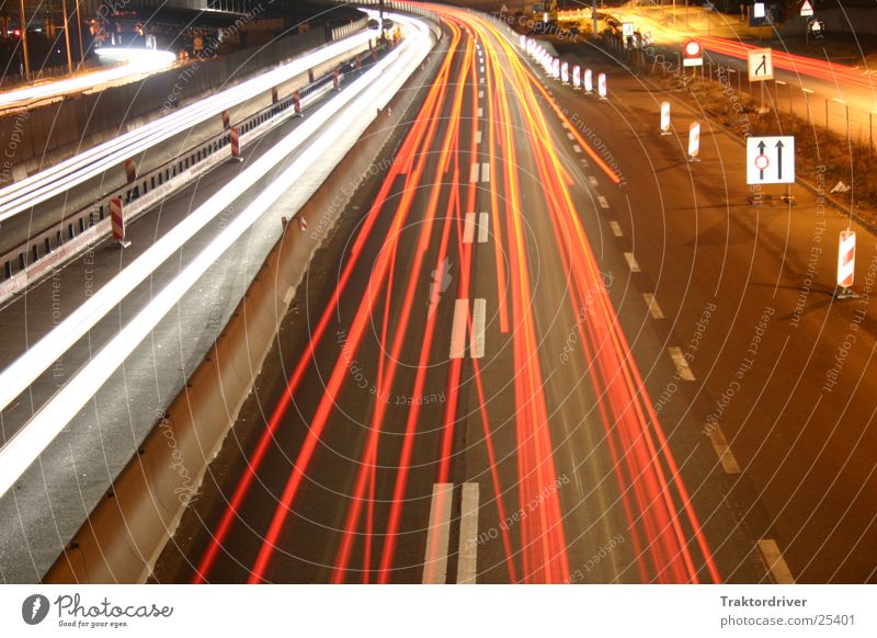 Nacht über der Autobahn 2 Licht Langzeitbelichtung Spurwechsel Verkehr Scheinwerfer