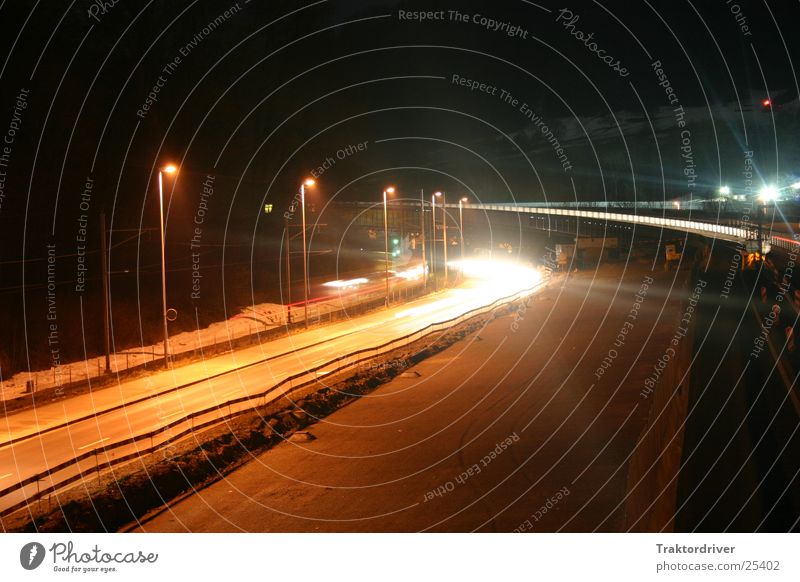 Ein Lichtlein in der Nacht Autobahn Langzeitbelichtung Verkehr Scheinwerfer Straße