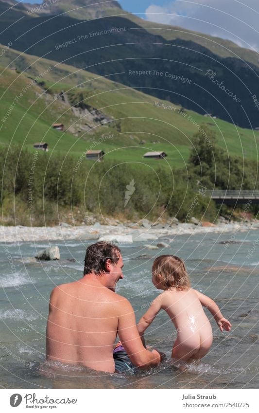 Baden Fluss Schweiz Berge Kleinkind Mädchen Mann Erwachsene Vater Familie & Verwandtschaft 2 Mensch 1-3 Jahre 30-45 Jahre Himmel Wolken Sommer Schönes Wetter