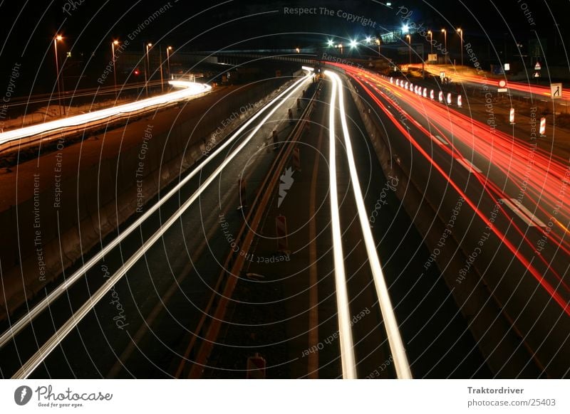 Immer schön geradeaus Autobahn Licht Langzeitbelichtung Verkehr Scheinwerfer