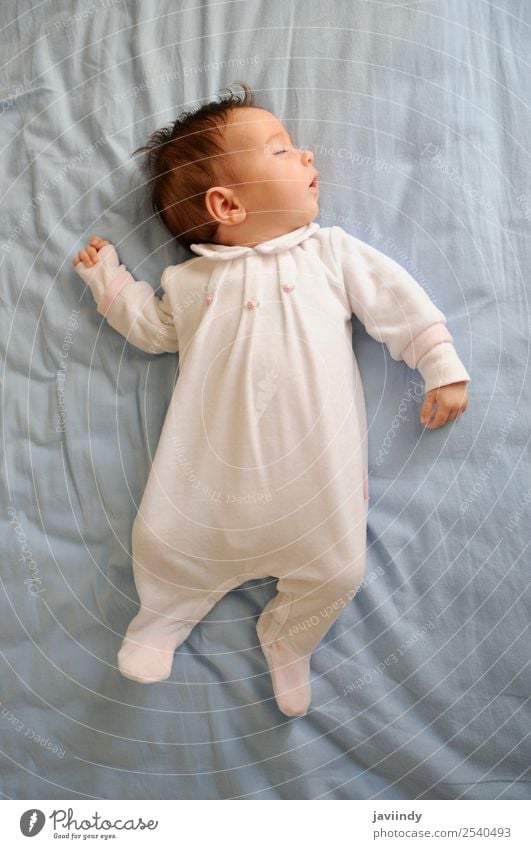 Neugeborenes Babymädchen schläft zu Hause auf blauem Laken Glück schön Gesicht Leben Kind Mensch Mädchen Junge Frau Erwachsene Eltern Kindheit 1 0-12 Monate