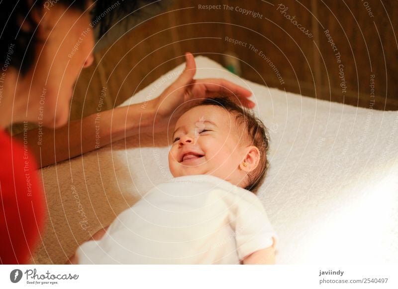 Zwei Monate altes Mädchen, das seine Mutter zu Hause anlächelt Freude Glück schön Gesicht Leben Kind Fotokamera Mensch Baby Junge Frau Jugendliche Erwachsene