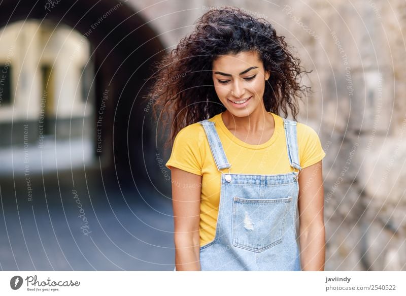 Junge arabische Frau mit lockiger Frisur im Freien Lifestyle Stil Glück schön Haare & Frisuren Gesicht Tourismus Mensch feminin Junge Frau Jugendliche