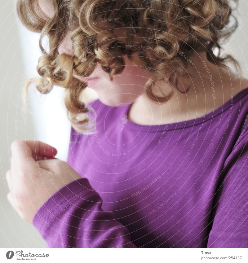 Mädchen mit blonden Locken und lila Shirt feminin Junge Frau Jugendliche Kopf Haare & Frisuren 1 Mensch violett T-Shirt Hand lockig Korkenzieherlocken schön