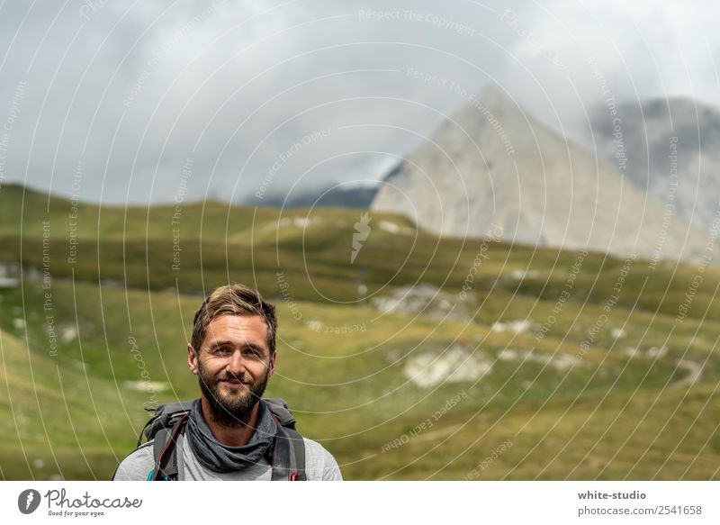 The Wanderer Mann Erwachsene wandern Abenteuer Bergsteiger Sportler Ferien & Urlaub & Reisen Bergsteigen Berge u. Gebirge Berghang Gipfel Rucksack