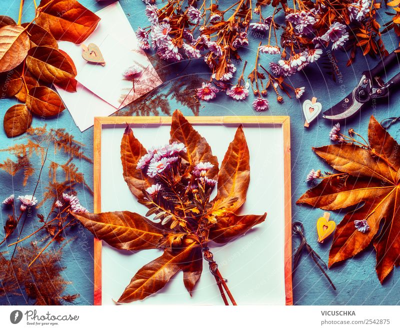 Herbst Blumenstrauß auf dem Tisch mit Herbstlaub Lifestyle Stil Design Dekoration & Verzierung Natur Pflanze Blatt gelb arrangiert Stillleben Floristik Farbfoto