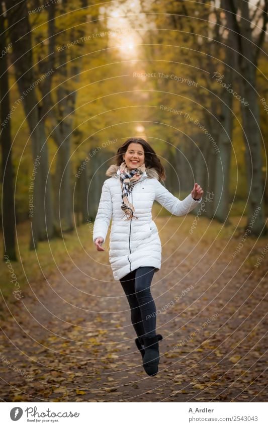 luftig | Freudensprung im Wald Mensch feminin Junge Frau Jugendliche 1 18-30 Jahre Erwachsene Natur Herbst Park Fußgänger Wege & Pfade Mode Bekleidung Mantel