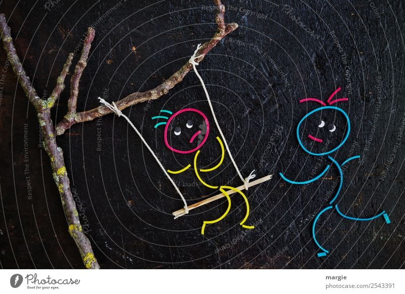 Gummiwürmer: Ein Kind sitzt auf einer Schaukel die an einen Baum gebunden ist. Es wird angestoßen und hat Angst Freizeit & Hobby Spielen Mensch maskulin feminin