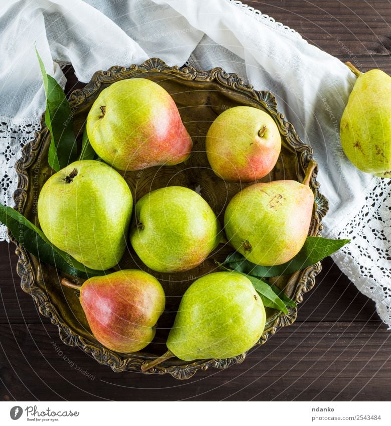 reife grüne Birnen Frucht Ernährung Vegetarische Ernährung Diät Teller Tisch Natur Blatt Holz Essen frisch natürlich saftig gelb Hintergrund rustikal