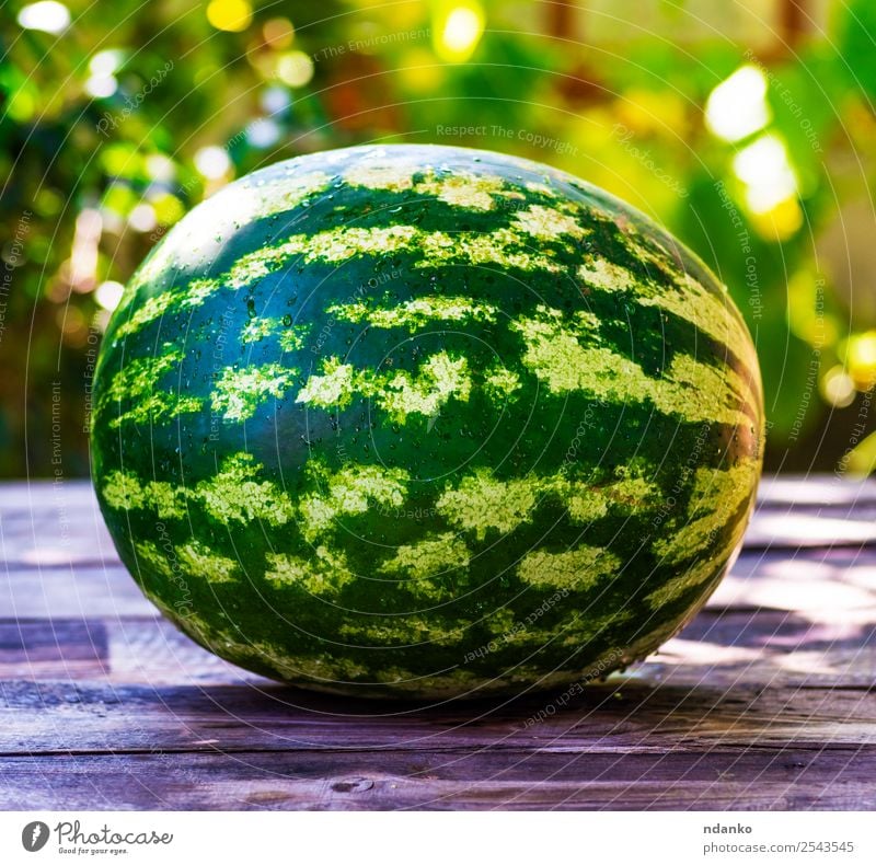 reife grüne runde Wassermelone Frucht Ernährung Vegetarische Ernährung Sommer Sonne Tisch Natur Holz Essen frisch natürlich saftig Farbe ganz Hintergrund