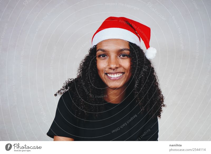 Junge Frau mit Weihnachtsmütze Stil Design Freude Feste & Feiern Weihnachten & Advent Silvester u. Neujahr Mensch feminin Jugendliche Erwachsene 1 18-30 Jahre