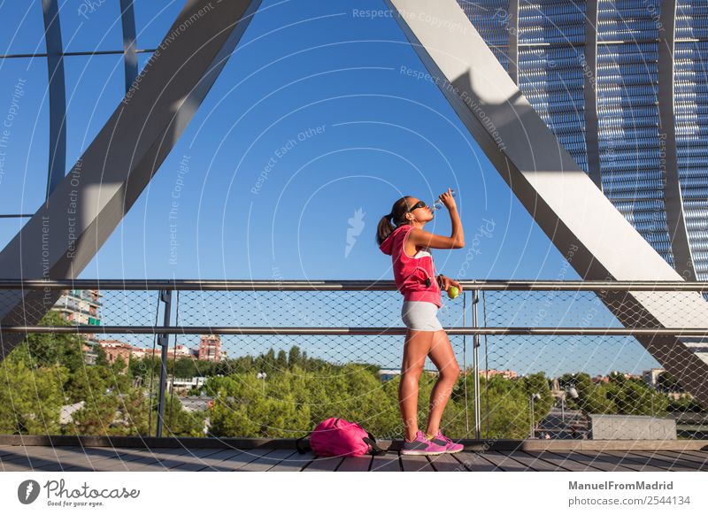 junge Läuferin, die sich im Freien erholt. trinken Lifestyle Glück schön Körper Wellness Sommer Sport Joggen Mensch Frau Erwachsene Fitness rennen Wasser