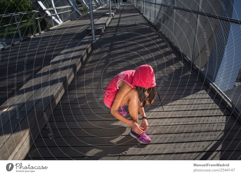 Anonyme Läuferin, die Schuhbänder bindet. Lifestyle Glück schön Körper Wellness Sommer Sport Joggen Mensch Frau Erwachsene Schuhe Fitness rennen