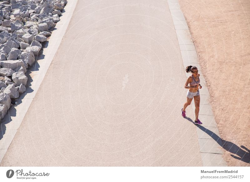 Läuferin, die im Freien läuft. Lifestyle Glück schön Körper Wellness Sommer Sport Joggen Mensch Frau Erwachsene Fitness rennen Overhead Training Mädchen laufen