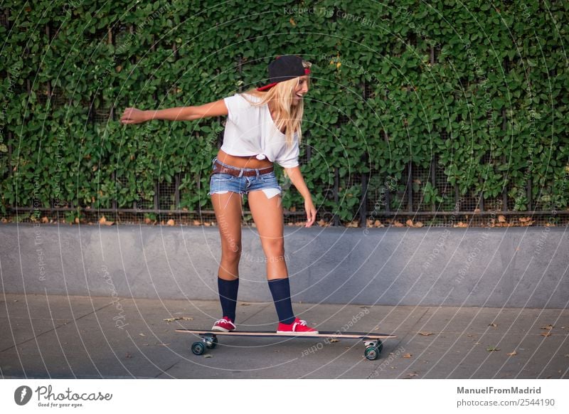 junge Frau beim Schlittschuhlaufen Lifestyle Stil Freude Glück schön Sommer Erwachsene Straße Mode blond Lächeln Coolness trendy lässig Reiten Skateboard heiter