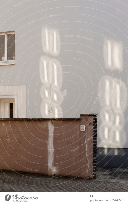 2/4 Kabel Stadt Menschenleer Haus Mauer Wand Fenster Tür Klingel trist Häusliches Leben Sichtschutz Privatsphäre Privatweg Farbfoto Gedeckte Farben