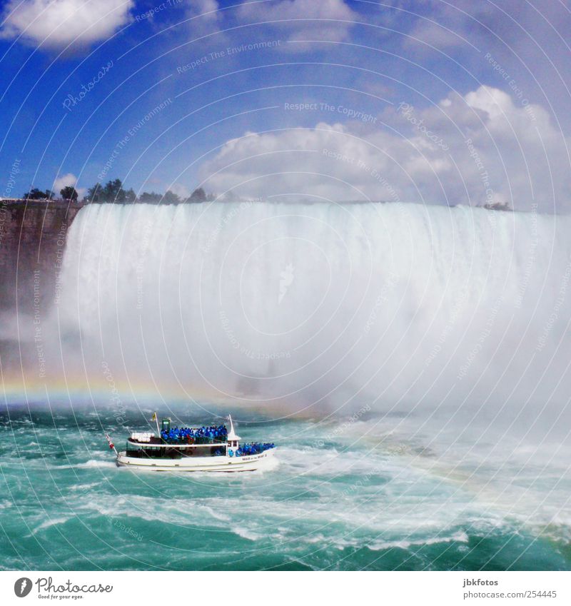 SPRITZTOUR Umwelt Natur Urelemente Wasser fallen fantastisch gigantisch Kitsch blau Kanada Niagara Fälle Bootsfahrt Wasserfall Regenbogen Wassermassen