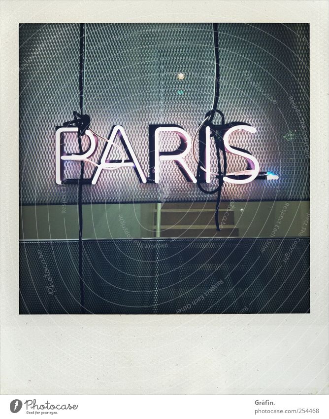 Paris Lampe Schriftzeichen Schilder & Markierungen Hinweisschild Warnschild leuchten Kitsch grau Stadt Wort Beleuchtung Neonlicht Buchstaben Farbfoto