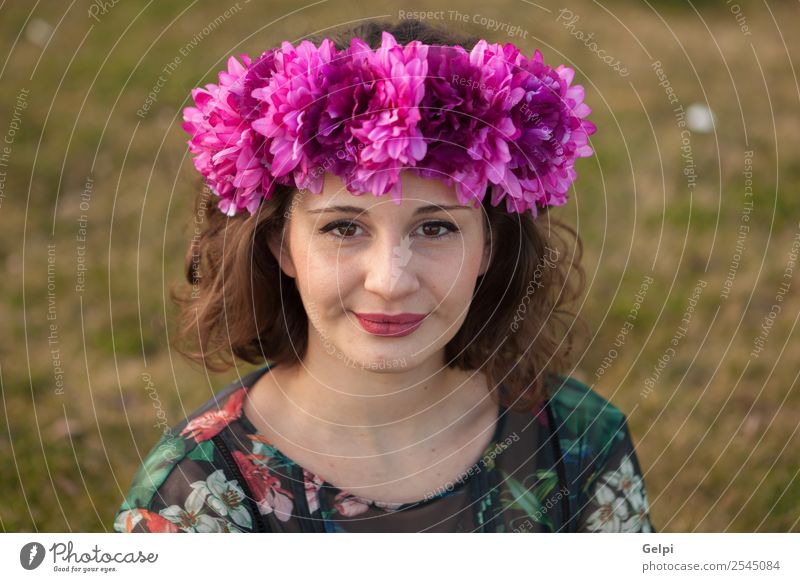 Schönes, kurvenreiches Mädchen Lifestyle Glück schön Haare & Frisuren Schminke Mensch Frau Erwachsene Natur Landschaft Blume Gras Straße Mode Kleid Lächeln
