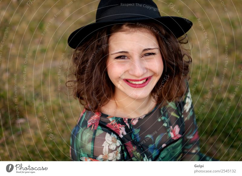 Schönes, kurvenreiches Mädchen Lifestyle Glück schön Haare & Frisuren Schminke Mensch Frau Erwachsene Landschaft Gras Straße Mode Kleid Hut Lächeln