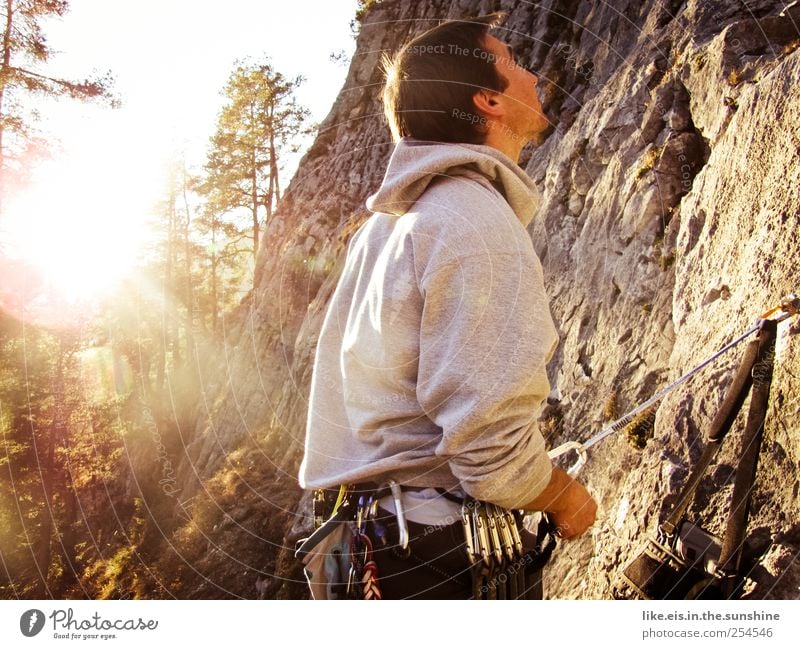 *Glücksmoment Klettern Bergsteigen maskulin Junger Mann Jugendliche Paar Partner 1 Mensch 18-30 Jahre Erwachsene Natur Landschaft Herbst Schönes Wetter