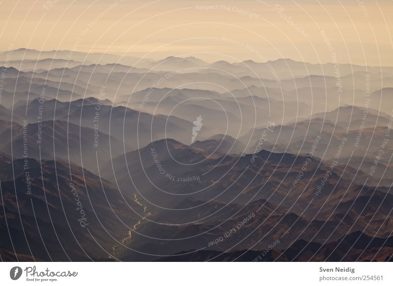das Nebelmeer II Natur Erde Wolken Alpen Berge u. Gebirge Gipfel Fluss Unendlichkeit blau gelb erhaben Farbfoto Luftaufnahme Strukturen & Formen Menschenleer