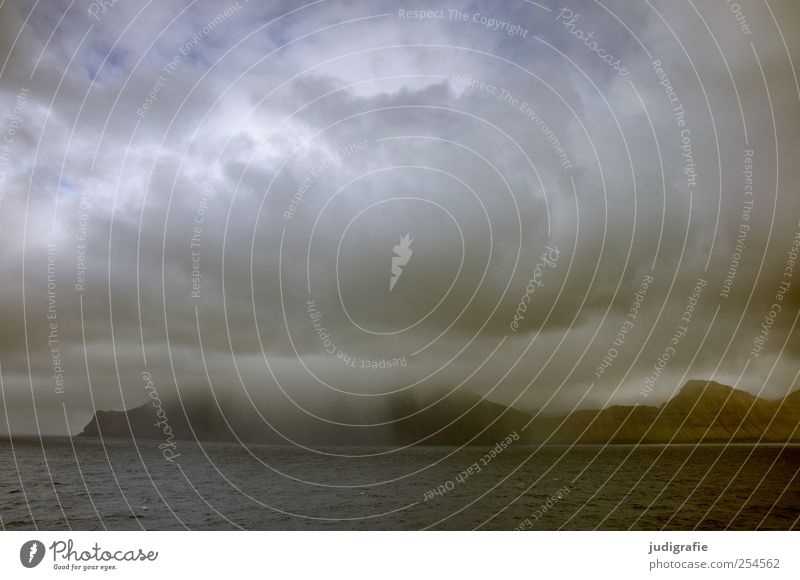 Färöer Umwelt Natur Landschaft Urelemente Wasser Himmel Wolken Klima schlechtes Wetter Unwetter Regen Hügel Felsen Berge u. Gebirge Fjord Meer Insel Føroyar