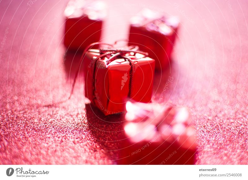 Rote Geschenkbox Gruß Dekoration & Verzierung Ornament rot hell Ferien & Urlaub & Reisen Feste & Feiern Feiertag Präsentation Stern (Symbol) festlich Glitter