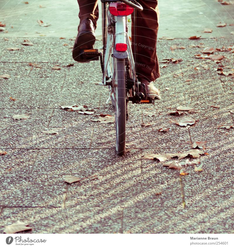 fahrrad fahren auf rot gekennzeichneter bürgersteig