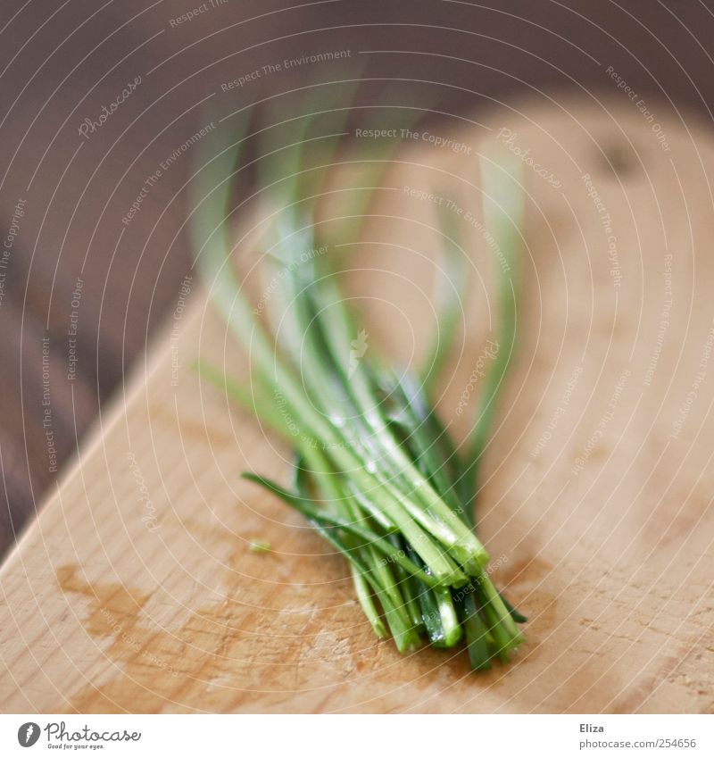 Schnittlauch Kräuter & Gewürze Schneidebrett Holzbrett frisch kochen & garen Küche Gesundheit Vegetarische Ernährung Vegane Ernährung grün Wassertropfen
